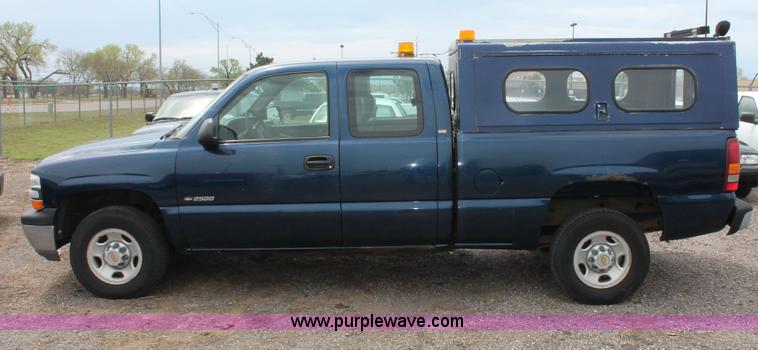 image for item D8204 2000 Chevrolet Silverado 2500 pickup truck