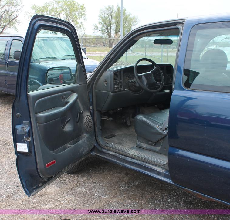 image for item D8204 2000 Chevrolet Silverado 2500 pickup truck