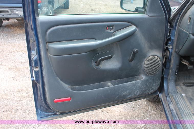 image for item D8204 2000 Chevrolet Silverado 2500 pickup truck