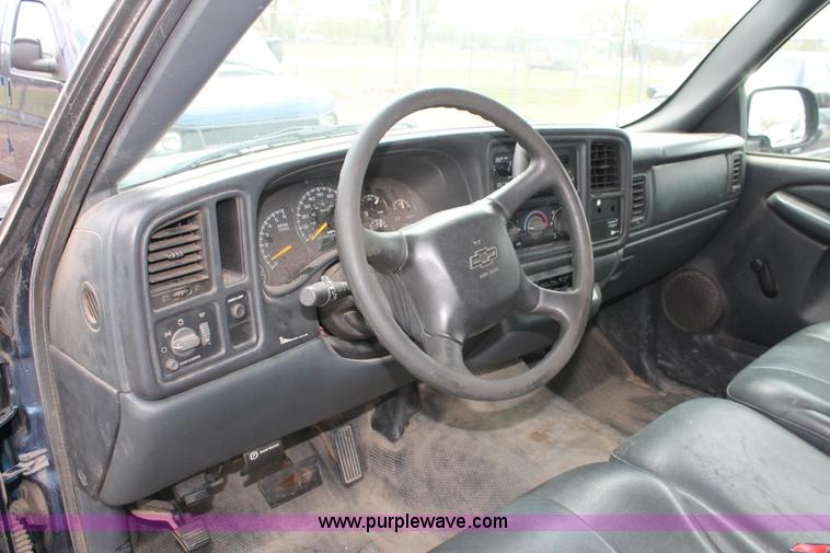 image for item D8204 2000 Chevrolet Silverado 2500 pickup truck