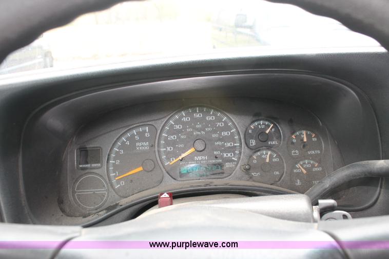 image for item D8204 2000 Chevrolet Silverado 2500 pickup truck