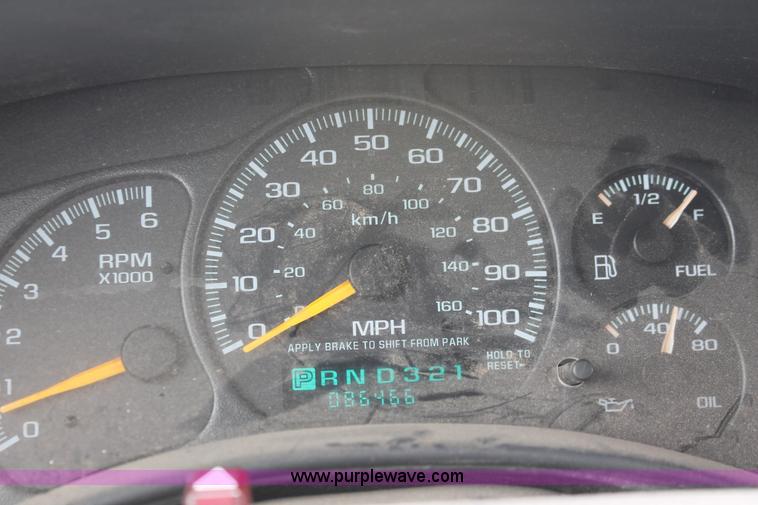 image for item D8204 2000 Chevrolet Silverado 2500 pickup truck