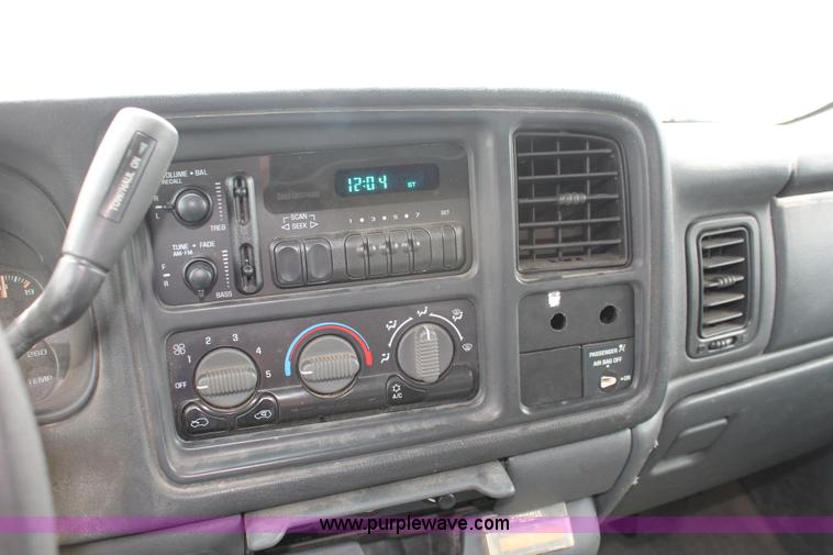 image for item D8204 2000 Chevrolet Silverado 2500 pickup truck