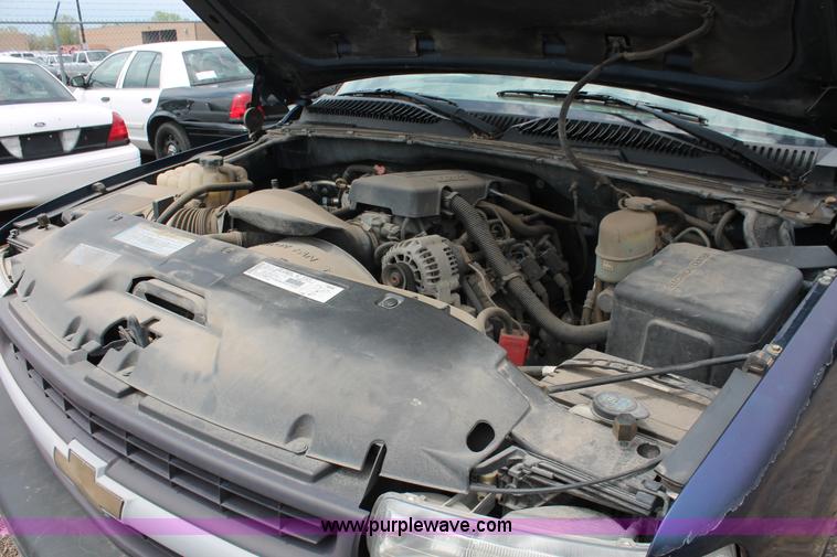 image for item D8204 2000 Chevrolet Silverado 2500 pickup truck