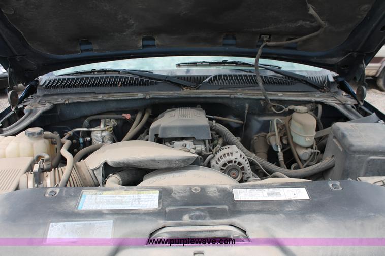 image for item D8204 2000 Chevrolet Silverado 2500 pickup truck