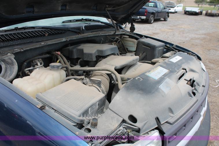 image for item D8204 2000 Chevrolet Silverado 2500 pickup truck