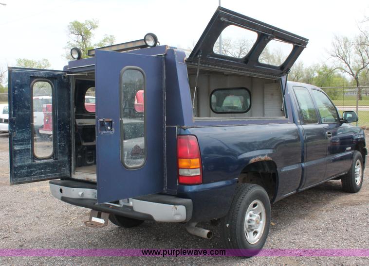 image for item D8204 2000 Chevrolet Silverado 2500 pickup truck