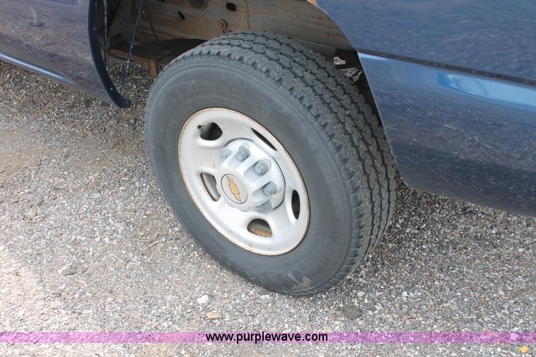 image for item D8204 2000 Chevrolet Silverado 2500 pickup truck