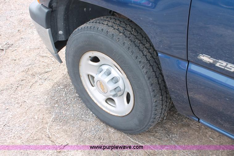 image for item D8204 2000 Chevrolet Silverado 2500 pickup truck