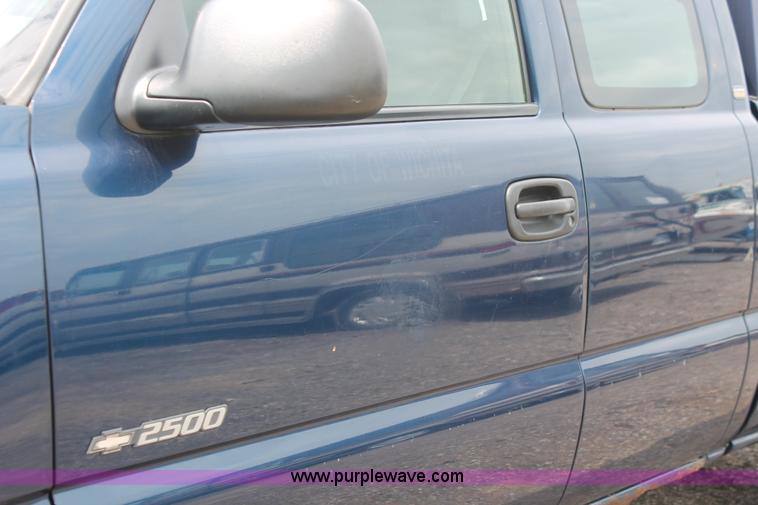 image for item D8204 2000 Chevrolet Silverado 2500 pickup truck