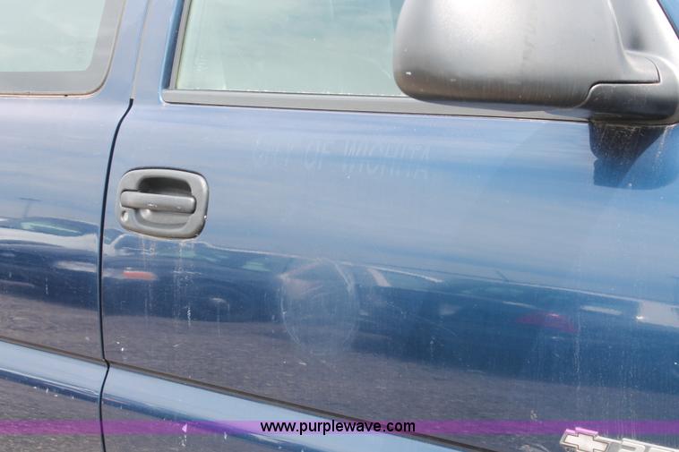 image for item D8204 2000 Chevrolet Silverado 2500 pickup truck