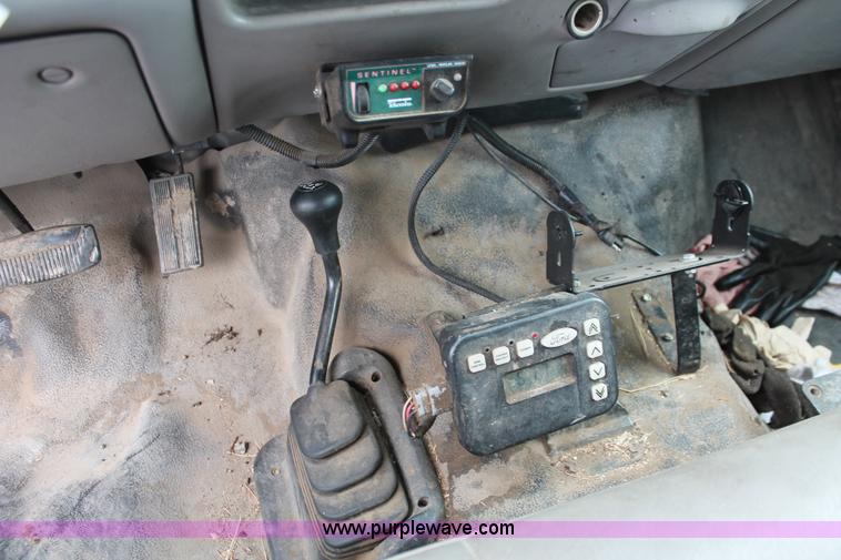 image for item D8206 1999 Ford F550 XL Super Duty Crew Cab utility truck