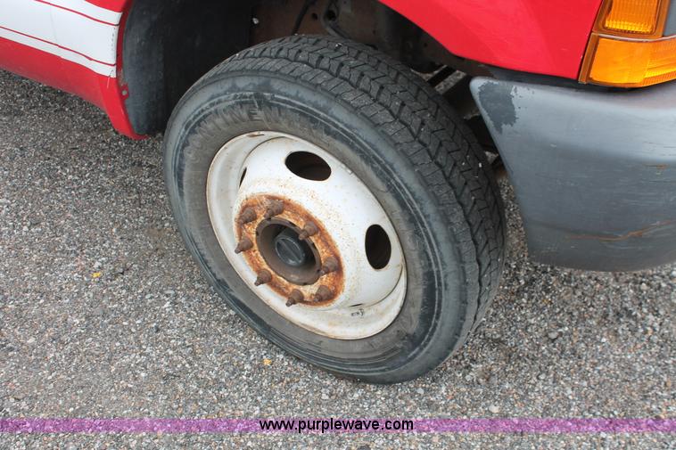 image for item D8206 1999 Ford F550 XL Super Duty Crew Cab utility truck