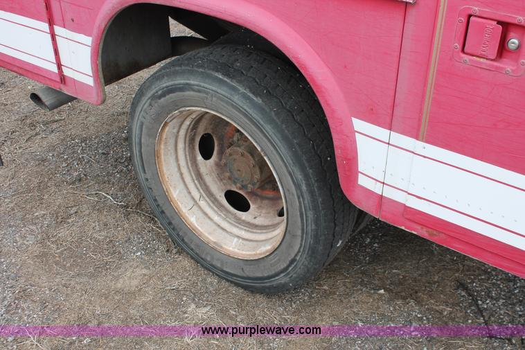 image for item D8206 1999 Ford F550 XL Super Duty Crew Cab utility truck