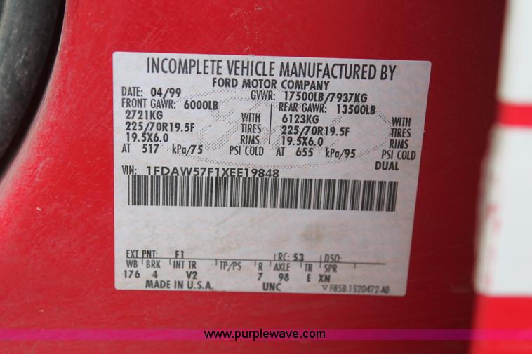 image for item D8206 1999 Ford F550 XL Super Duty Crew Cab utility truck