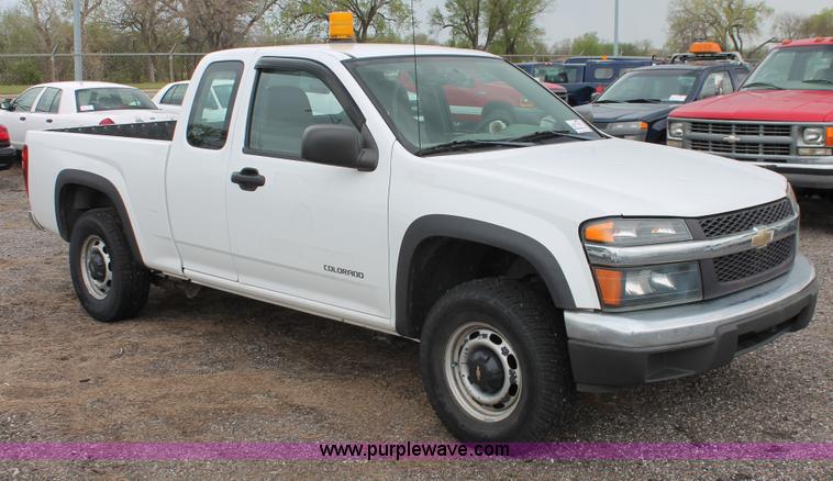 image for item D8212 2005 Chevrolet Colorado extended cab pickup truck