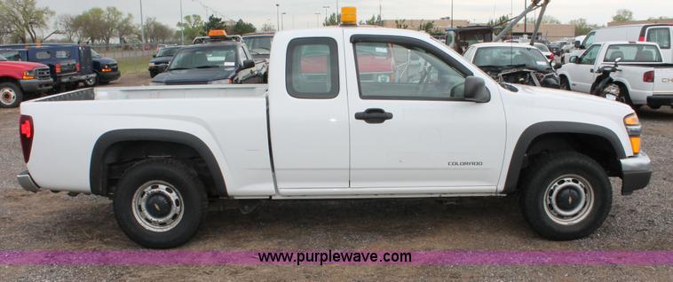 image for item D8212 2005 Chevrolet Colorado extended cab pickup truck