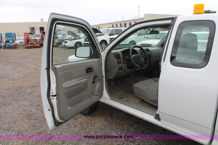 image for item D8212 2005 Chevrolet Colorado extended cab pickup truck