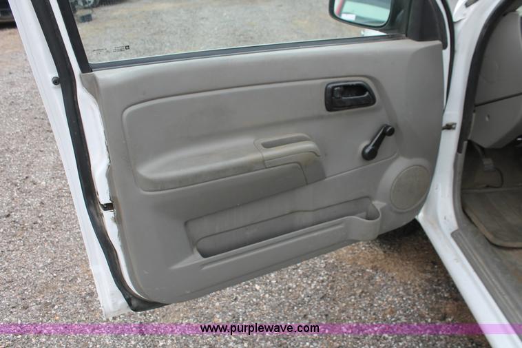 image for item D8212 2005 Chevrolet Colorado extended cab pickup truck