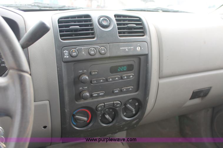 image for item D8212 2005 Chevrolet Colorado extended cab pickup truck