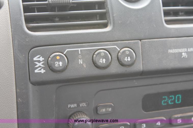 image for item D8212 2005 Chevrolet Colorado extended cab pickup truck