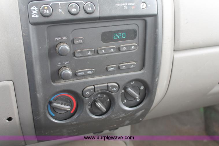 image for item D8212 2005 Chevrolet Colorado extended cab pickup truck