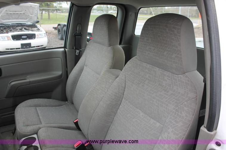 image for item D8212 2005 Chevrolet Colorado extended cab pickup truck