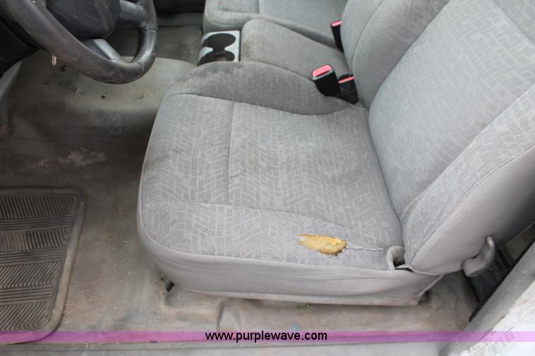 image for item D8212 2005 Chevrolet Colorado extended cab pickup truck