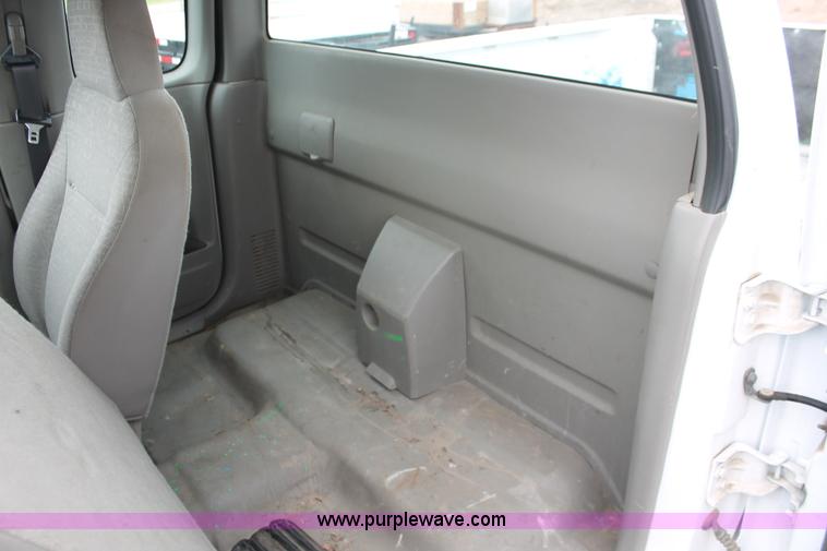 image for item D8212 2005 Chevrolet Colorado extended cab pickup truck