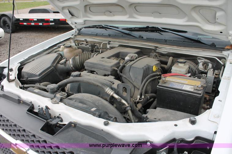 image for item D8212 2005 Chevrolet Colorado extended cab pickup truck