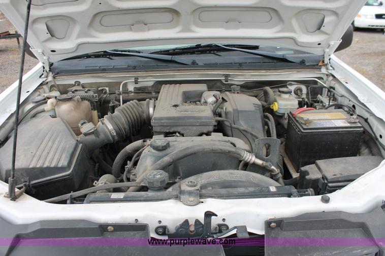 image for item D8212 2005 Chevrolet Colorado extended cab pickup truck