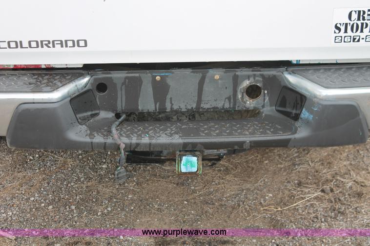 image for item D8212 2005 Chevrolet Colorado extended cab pickup truck