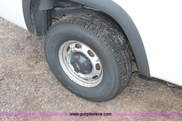 image for item D8212 2005 Chevrolet Colorado extended cab pickup truck