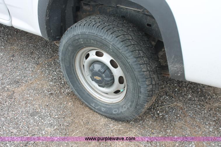 image for item D8212 2005 Chevrolet Colorado extended cab pickup truck