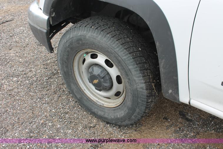 image for item D8212 2005 Chevrolet Colorado extended cab pickup truck