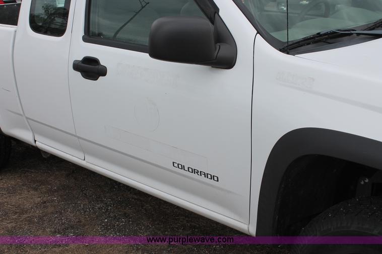 image for item D8212 2005 Chevrolet Colorado extended cab pickup truck