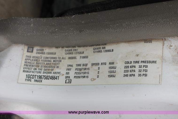 image for item D8212 2005 Chevrolet Colorado extended cab pickup truck