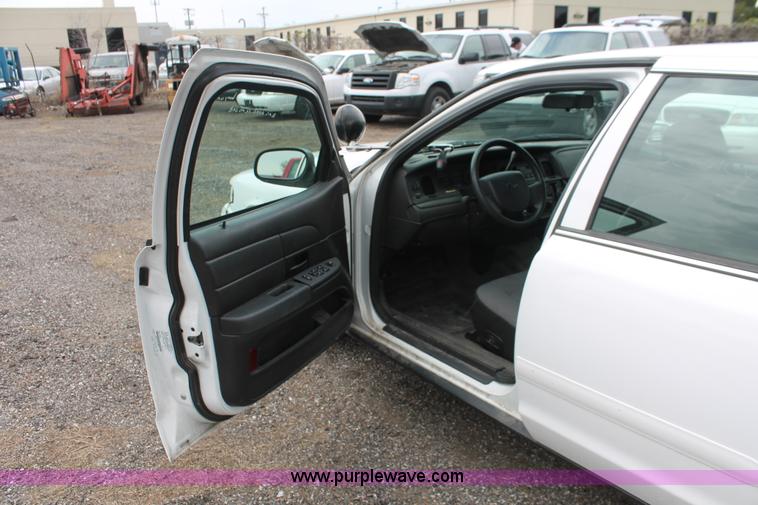 image for item D8216 2006 Ford Crown Victoria Police Interceptor