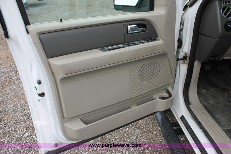 image for item D8220 2007 Ford Expedition XLT SUV