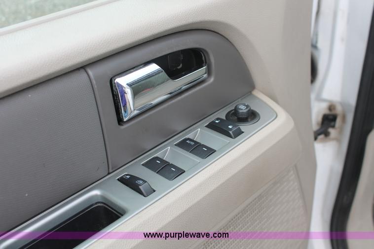 image for item D8220 2007 Ford Expedition XLT SUV
