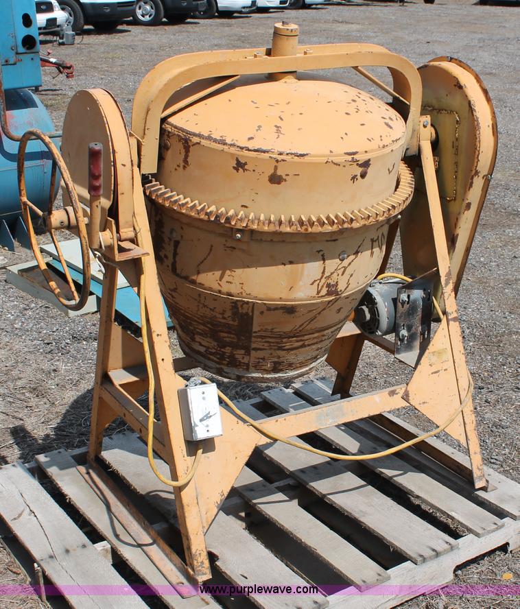 Gilson cement mixer in Wichita, KS Item D8227 sold Purple Wave