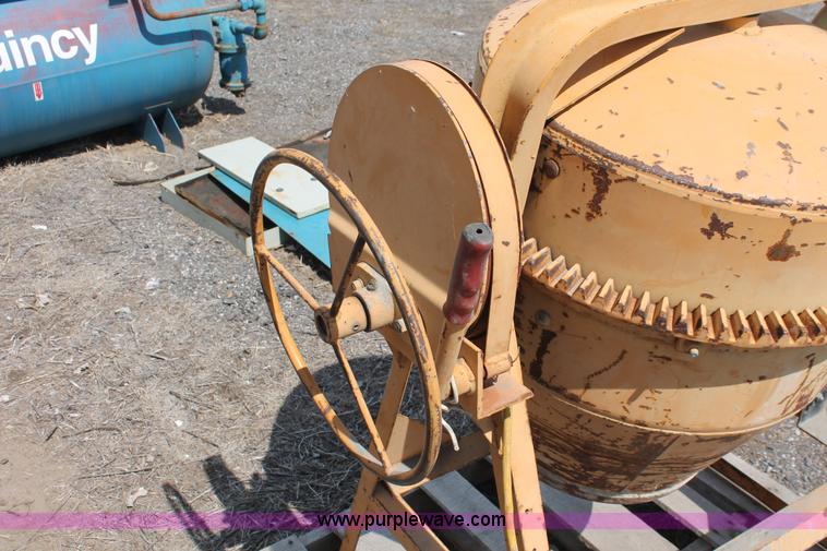 Gilson cement mixer in Wichita, KS Item D8227 sold Purple Wave