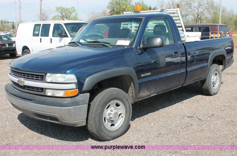 image for item D8231 2002 Chevrolet Silverado 2500 pickup truck