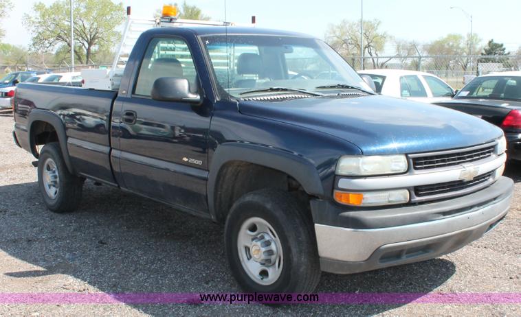 image for item D8231 2002 Chevrolet Silverado 2500 pickup truck