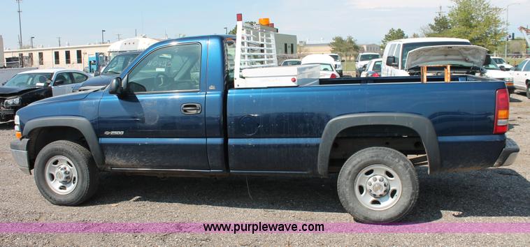 image for item D8231 2002 Chevrolet Silverado 2500 pickup truck