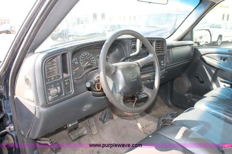 image for item D8231 2002 Chevrolet Silverado 2500 pickup truck