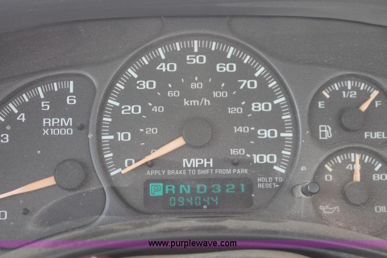 image for item D8231 2002 Chevrolet Silverado 2500 pickup truck