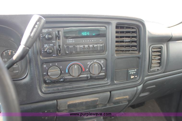 image for item D8231 2002 Chevrolet Silverado 2500 pickup truck