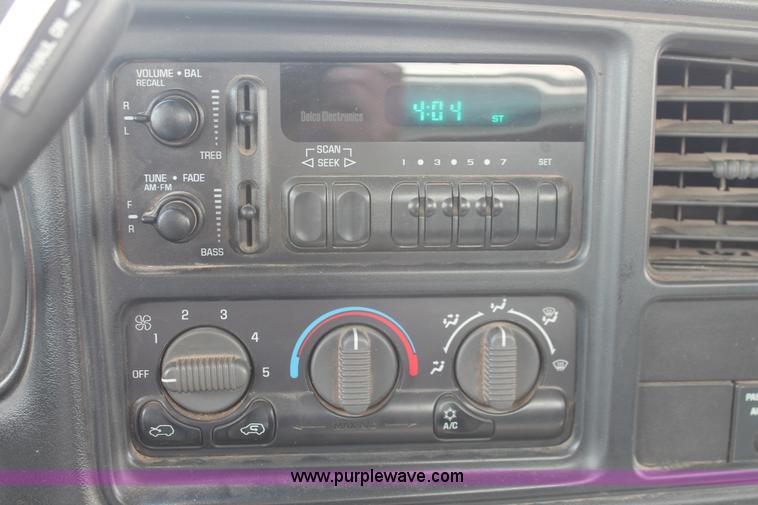 image for item D8231 2002 Chevrolet Silverado 2500 pickup truck