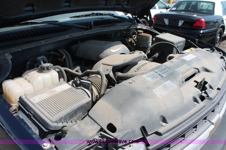 image for item D8231 2002 Chevrolet Silverado 2500 pickup truck